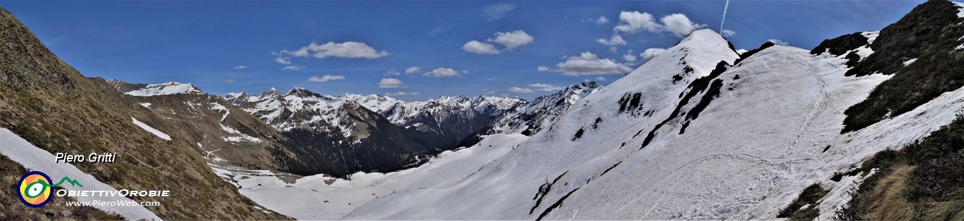 53 Vista panoramica sulla salita fatta a vista su pascoli innevati verso la Forcella Rossa .jpg